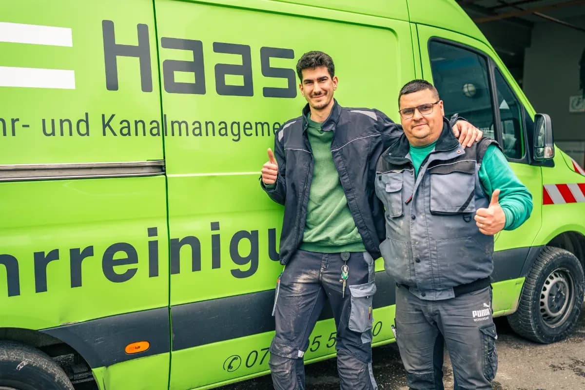 Techniker prüft Fallrohr an der Fassade des Hauses
